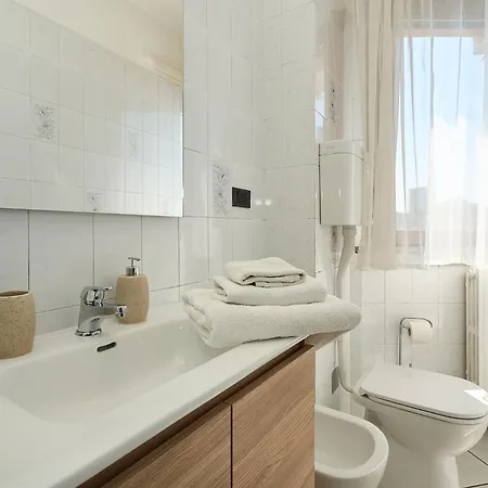 公寓 -luminosa 5 Stars With Balcony- Wifi Netflix 15 Minutes From Duomo 米兰