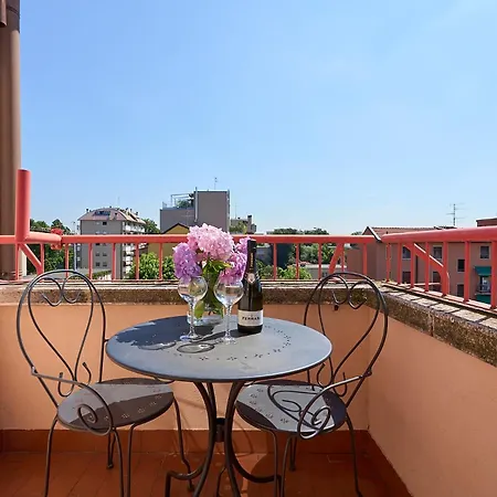 公寓 -luminosa 5 Stars With Balcony- Wifi Netflix 15 Minutes From Duomo *